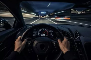 🚗 Influencer at 300 km/h: how far can the quest for views go?
